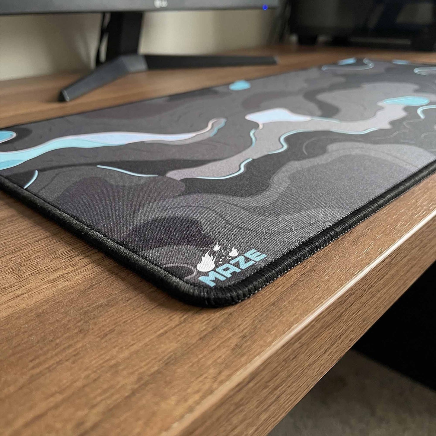 MAZE Light serie – Armatic BB 2XL Extended Gaming Desk Mat