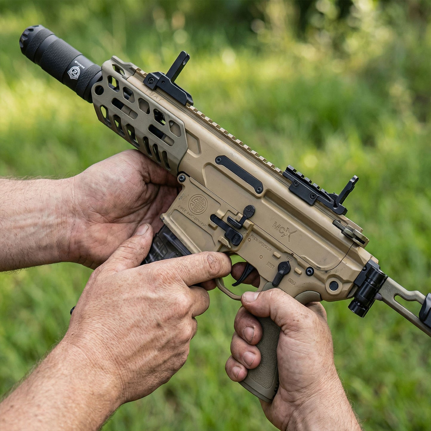 Electric toy blaster with rechargeable battery