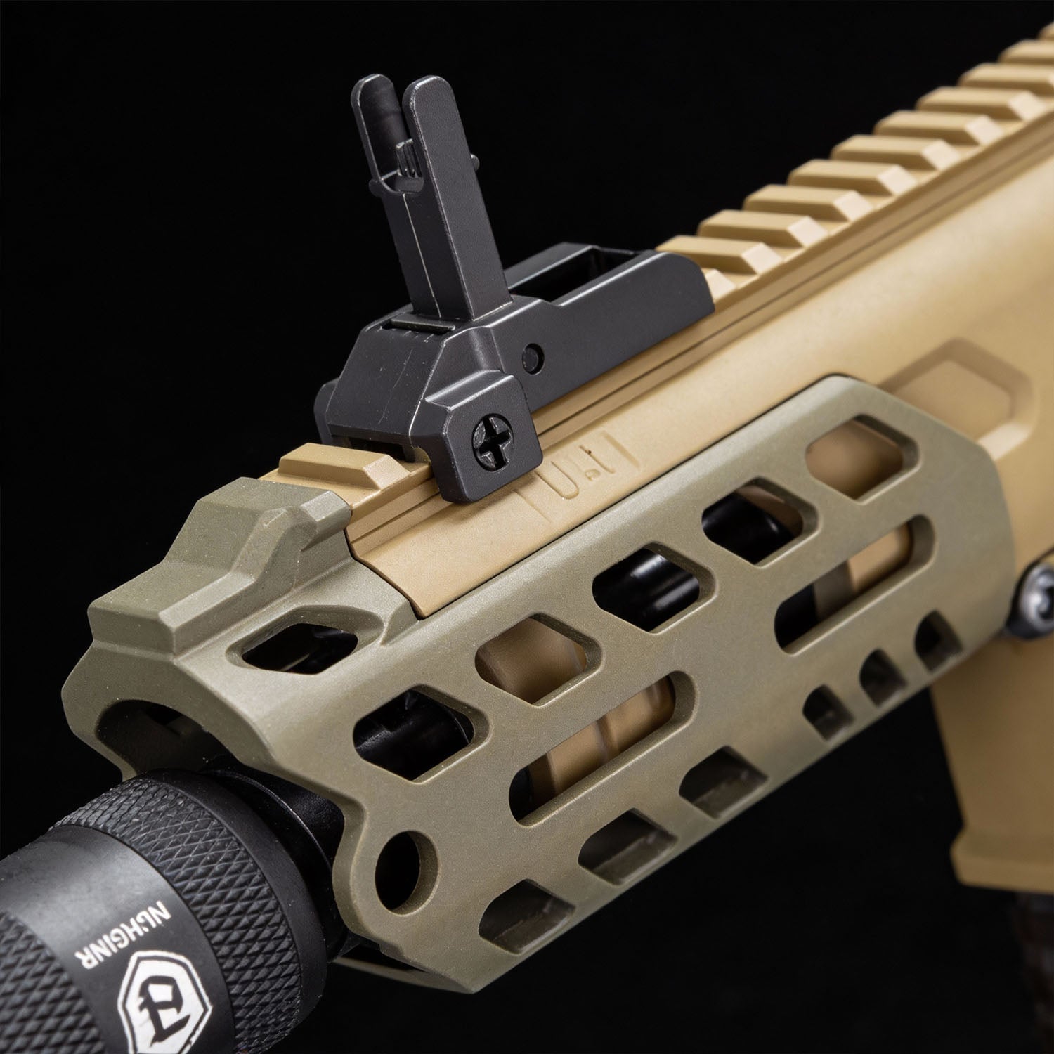 Electric toy blaster with rechargeable battery