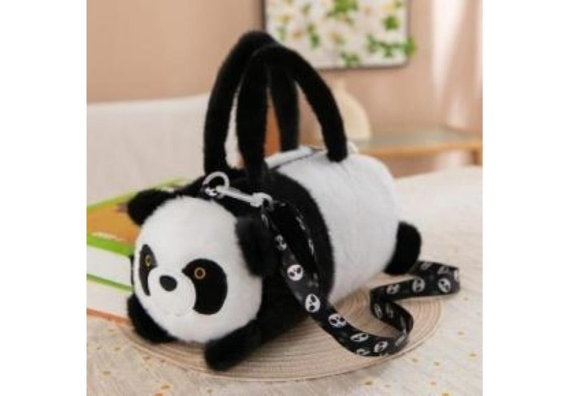 Adorable panda-shaped plush bag with handles and shoulder strap, perfect for kids and adults as a cute soft toy style shoulder bag.

حقيبة باندا محشوة لطيفة بشكل دمية ناعمة مع مقابض وحزام كتف، مثالية للأطفال والكبار كحقيبة كتف أنيقة وجذابة.